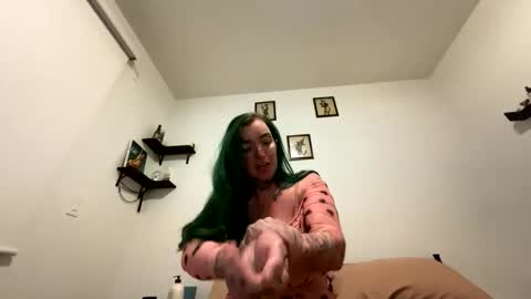 Snapshot of ivyriot95 chatting on October 22, 7:08 am Ivy Riot online show from October 22, 7:08 am