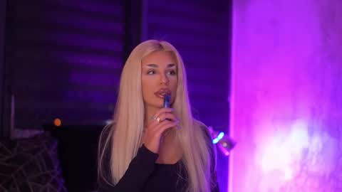 IvyRowa online show from February 4, 6:25 pm