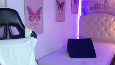 Snapshot of ivyy_crystal chatting on February 14, 11:42 pm Ivy online show from February 14, 11:42 pm