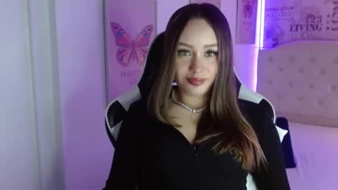 Snapshot of ivyy_crystal chatting on February 18, 8:25 pm Ivy online show from February 18, 8:25 pm