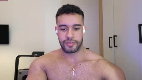 Izaak online show from January 3, 11:55 pm