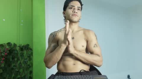 Snapshot of izaak_taylor7 chatting on April 26, 3:37 am izaack online show from April 26, 3:37 am