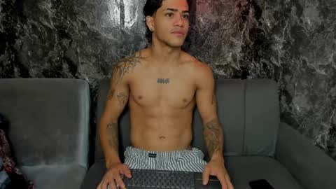 Snapshot of izaak_taylor7 chatting on April 28, 1:27 pm izaack online show from April 28, 1:27 pm