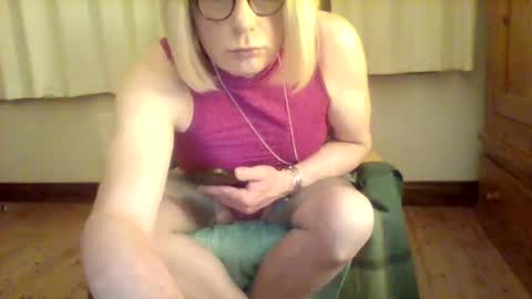 izzy_mchoney online show from May 16, 12:40 am
