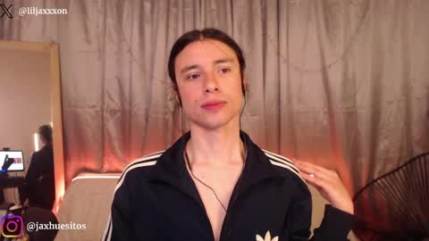 Snapshot of j_a_x_x_x_o_n chatting on June 6, 12:10 pm Hey im Jaxxxon check my info online show from June 6, 12:10 pm
