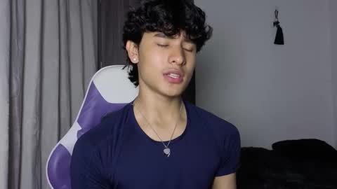 Snapshot of j_u_p_i_t_e_r chatting on December 16, 2:33 pm Noah online show from December 16, 2:33 pm