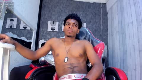 Snapshot of jack_muscles69_ chatting on February 19, 12:00 pm Jack online show from February 19, 12:00 pm