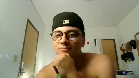 Snapshot of jackstrongof chatting on June 22, 12:45 am ImZacharyTyler online show from June 22, 12:45 am