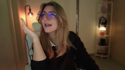 Linda Sofia help me get to 100 thumbs up online show from December 1, 4:06 am