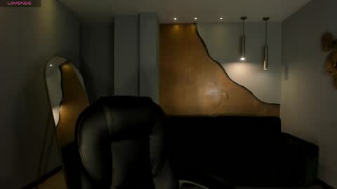 JADE EVANS online show from April 4, 7:00 pm