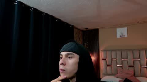 Snapshot of james_adamss_ chatting on February 18, 11:50 am james_adamss_ online show from February 18, 11:50 am