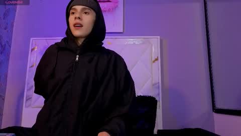 Snapshot of james_adamss_ chatting on March 3, 3:34 am james_adamss_ online show from March 3, 3:34 am