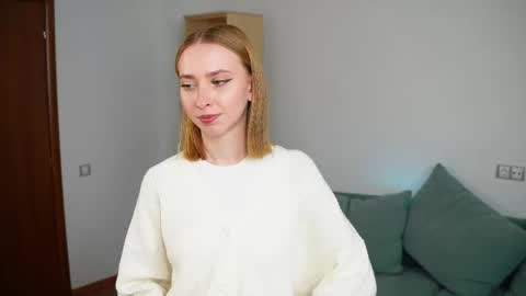 Snapshot of jamiebenafield chatting on October 23, 6:34 am Emily online show from October 23, 6:34 am