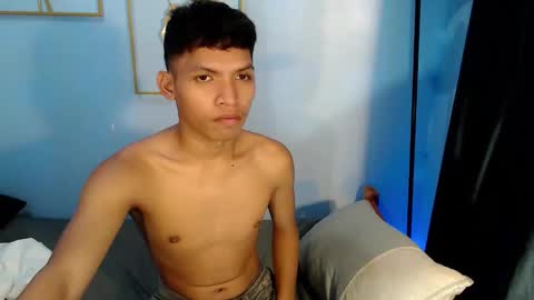 janlloyd04 online show from April 18, 12:42 pm