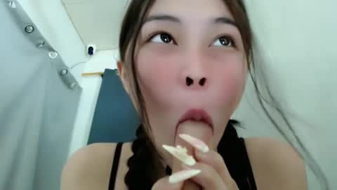 Snapshot of jassie_baee chatting on December 22, 12:27 pm jassie_baee online show from December 22, 12:27 pm