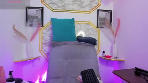 Snapshot of jaulyn_18 chatting on May 20, 2:40 am Jaulyn online show from May 20, 2:40 am