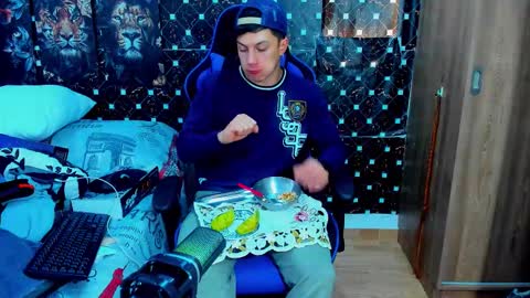 Snapshot of javiersexymann chatting on December 15, 6:12 pm Javier online show from December 15, 6:12 pm