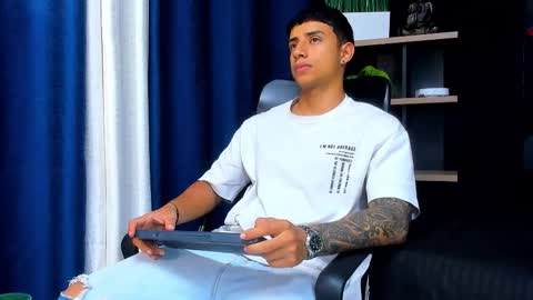 jaze_bradley online show from December 23, 11:08 am