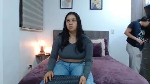 Jazmin and Scarlett online show from March 31, 10:15 am