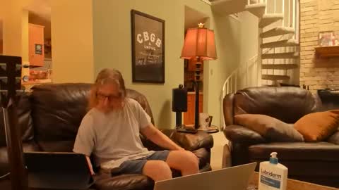 Snapshot of jdineuless chatting on May 17, 6:26 pm JDinEuless online show from May 17, 6:26 pm