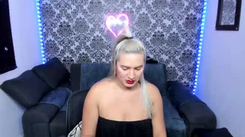 Snapshot of jdstudio chatting on October 18, 4:04 am . Julianita y Valery . online show from October 18, 4:04 am