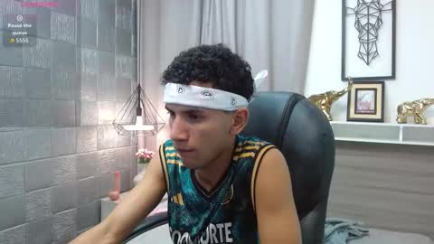 jdwhite18 online show from March 22, 11:30 pm