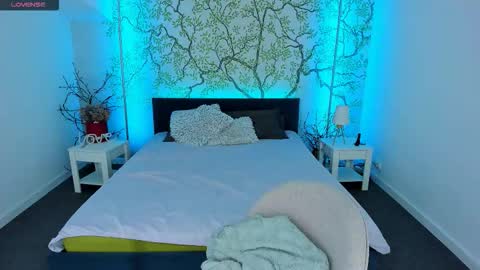 jeanniefox_ online show from October 14, 6:25 am