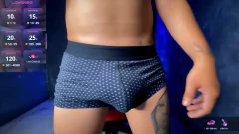 Snapshot of jeffvalemtino chatting on October 19, 11:27 pm jeffrey online show from October 19, 11:27 pm