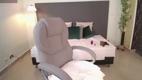 jeinnovemontenegr0 online show from March 14, 11:48 am