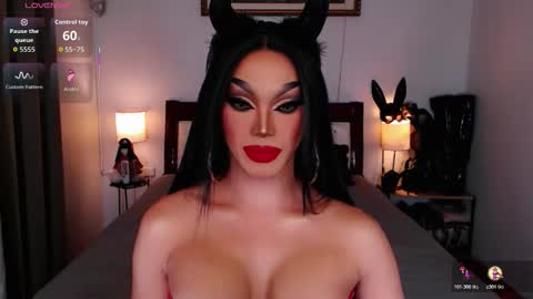 Snapshot of jenifers_body chatting on November 1, 6:43 pm Queen Jenifer online show from November 1, 6:43 pm