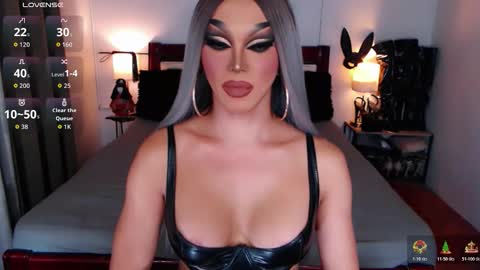 Snapshot of jenifers_body chatting on November 28, 5:43 am Queen Jenifer online show from November 28, 5:43 am