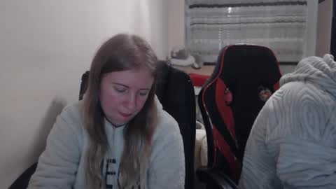 Snapshot of jenisandpeter chatting on December 14, 8:13 pm JenisAndPeter online show from December 14, 8:13 pm