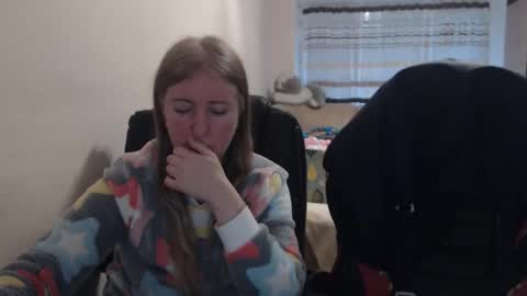 Snapshot of jenisandpeter chatting on December 18, 6:19 am JenisAndPeter online show from December 18, 6:19 am