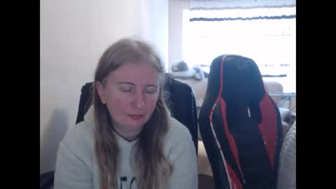 Snapshot of jenisandpeter chatting on February 19, 11:28 am JenisAndPeter online show from February 19, 11:28 am