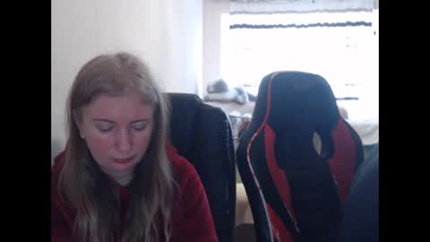 Snapshot of jenisandpeter chatting on February 23, 8:01 am JenisAndPeter online show from February 23, 8:01 am