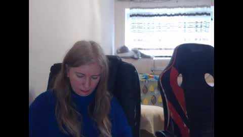 Snapshot of jenisandpeter chatting on February 25, 8:24 am JenisAndPeter online show from February 25, 8:24 am