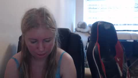 Snapshot of jenisandpeter chatting on June 22, 4:53 am JenisAndPeter online show from June 22, 4:53 am