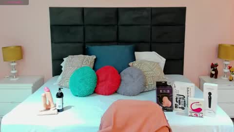 Snapshot of jenner_madison chatting on November 17, 11:05 am jenner_madison online show from November 17, 11:05 am