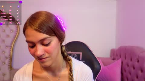 Snapshot of jenner_tay chatting on June 23, 2:42 am jenner online show from June 23, 2:42 am