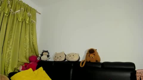 jenniifer_t online show from April 18, 5:11 am