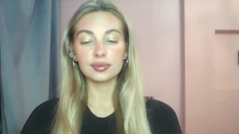Snapshot of jennyjansen chatting on July 26, 11:00 pm The Flower Power Models online show from July 26, 11:00 pm
