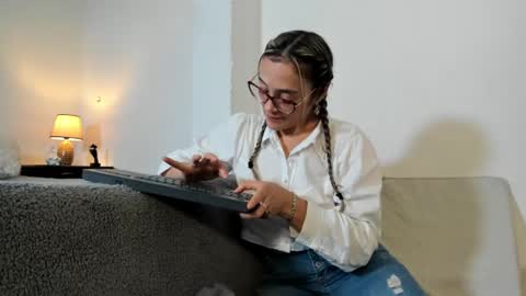 Snapshot of jess1ca_herrera chatting on January 7, 11:14 pm jessica herreraToday I will be your devil and you my victim online show from January 7, 11:14 pm
