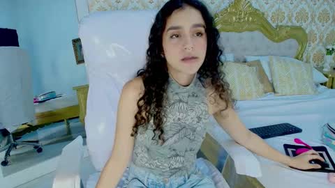 jessb_ online show from October 16, 8:10 pm