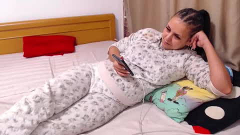 Snapshot of jessiestar3 chatting on November 9, 6:44 am jessiestar3 online show from November 9, 6:44 am