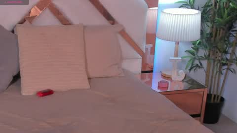 JESSICA STONNE online show from April 9, 6:19 am