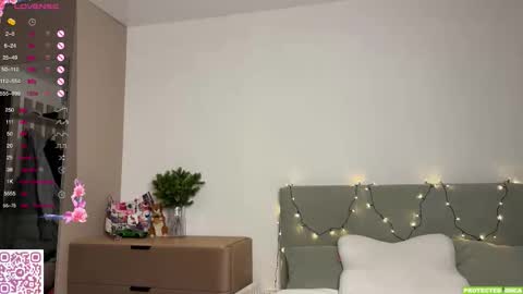 Mona online show from December 15, 2:43 pm