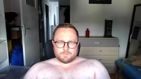 Snapshot of jeuneloup92 chatting on June 2, 4:31 pm jeuneloup92 online show from June 2, 4:31 pm