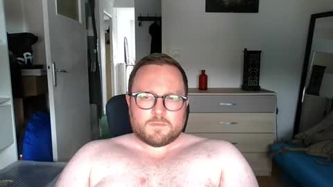 Snapshot of jeuneloup92 chatting on June 7, 2:43 pm jeuneloup92 online show from June 7, 2:43 pm