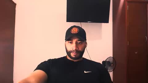 Snapshot of jho173027 chatting on December 18, 12:06 am En moreno online show from December 18, 12:06 am