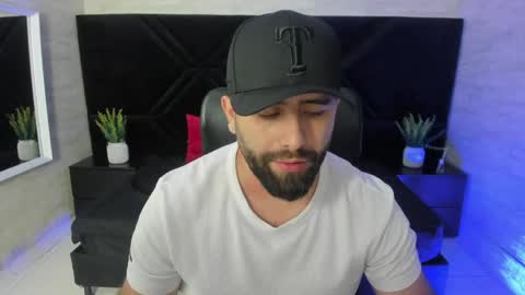 Snapshot of jhon_bear02 chatting on June 4, 11:16 am John Bear.... online show from June 4, 11:16 am
